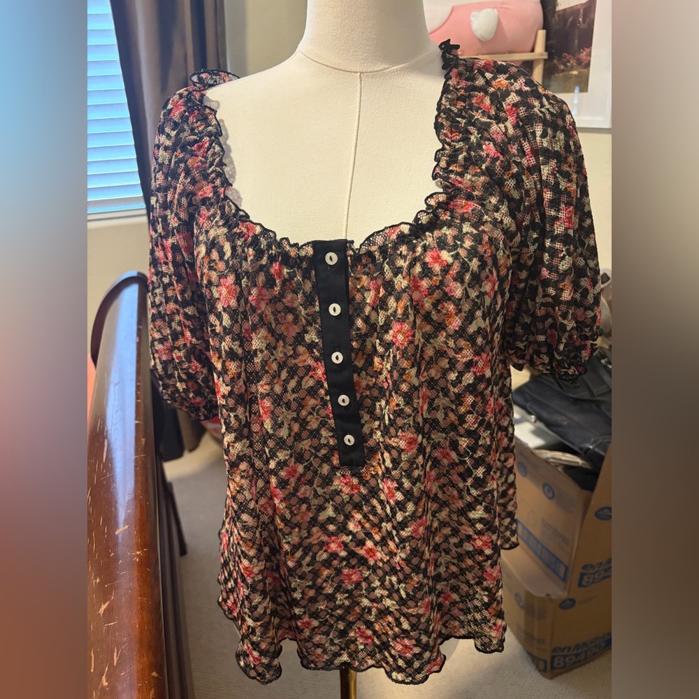 NEW FREE PEOPLE astra peasant floral print top in black combo, Medium, EUC - Picture 5 of 7